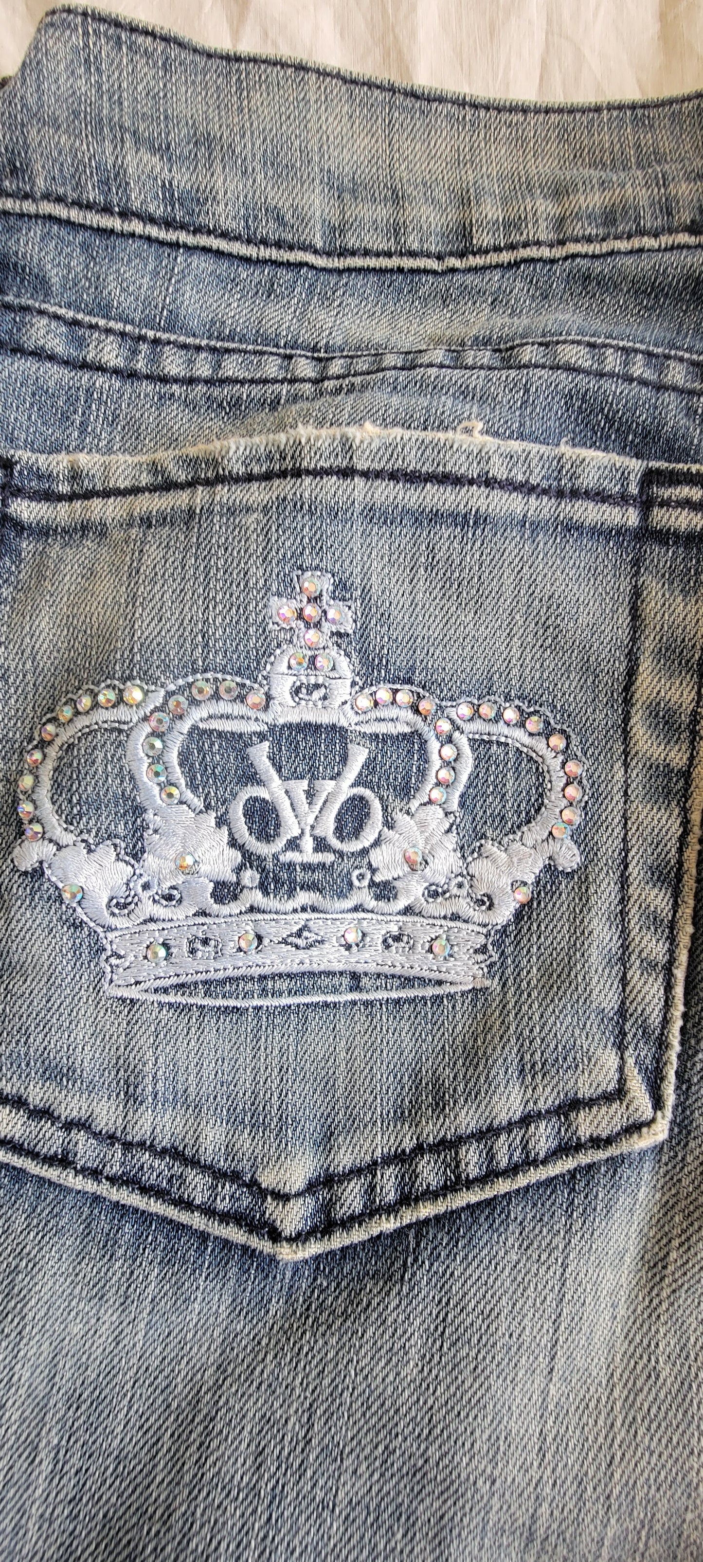 Victoria Beckham Jeans con Pedrería Swarovski Corona Y2K